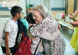 Una menor abraza a su madre de acogida al llegar al Aeropuerto de Villanubla