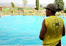 Socorrista vigila los baños en la piscina municipal de La Albuera este verano.