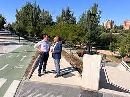 Pedro Herrero (izquierda) y Luis Vélez, portavoz y concejal del PSOE, este jueves junto a la nueva rampa que conduce a Las Moreras.