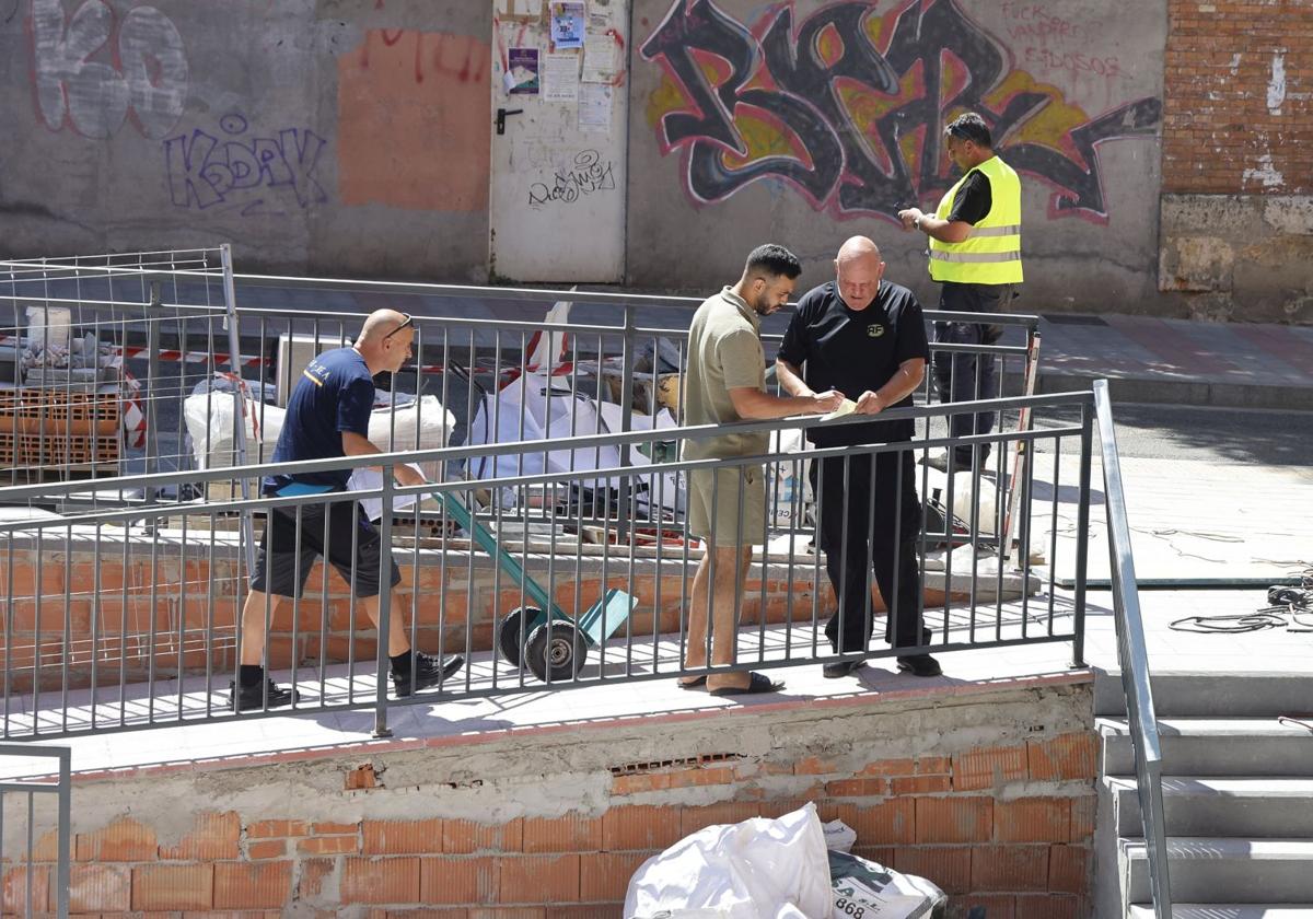 Remate de las obras de la plaza del Seminario, en la que se aprecia la nueva rampa.