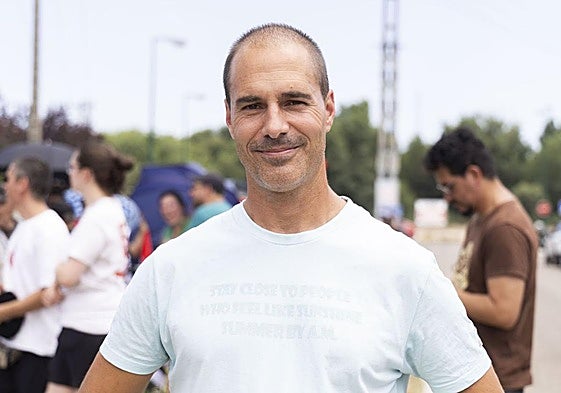 Carlos Maldonado junto a sus compañeros de Saeta en la protesta de este jueves ante la sede de la matriz Signify.