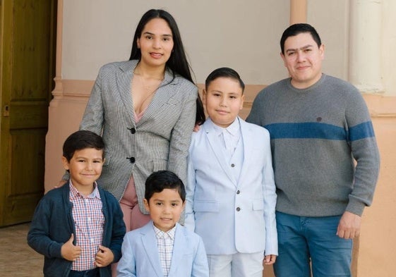 Yeison y Alejandra, junto a sus tres hijos, en una foto cedida por la familia.