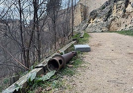 Bolardo arrancado y arrojado junto a la muralla de Segovia.