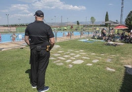 Un vigilante vela por la convivencia en la piscina de La Albuera el verano pasado.
