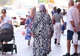 Varias personas caminan por Delicias.
