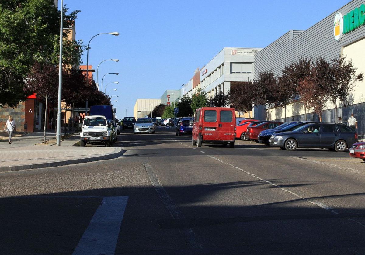 Varios vehículos circulan por la calle Jorge Manrique, en el barrio de Nueva Segovia.