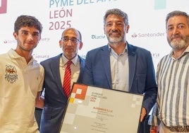 Julio César Álvrez muestra el reconocimiento.