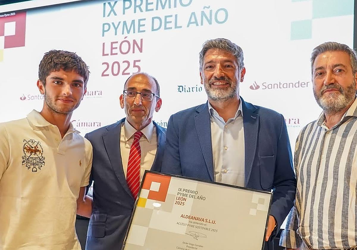 Julio César Álvrez muestra el reconocimiento.