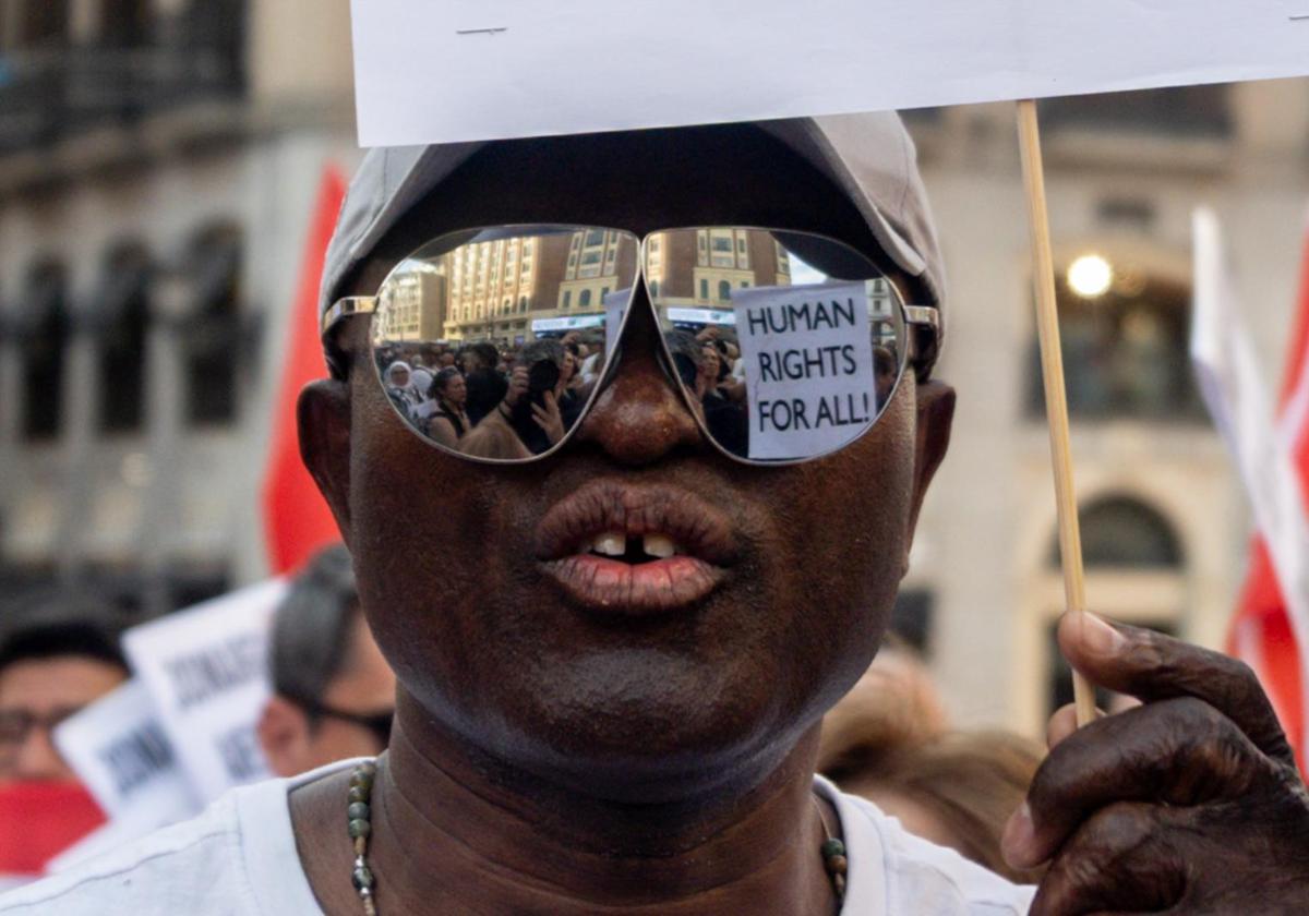 Decenas de personas durante una concentración contra el racismo y la xenofobia tras los hechos ocurridos en Torre Pacheco.