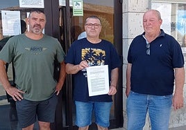 Los concejales tras registrar la moción de censura en Melgar de Yuso.