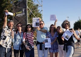 Fans de Marc Anthony posan con su entrada para el concierto en Simancas.