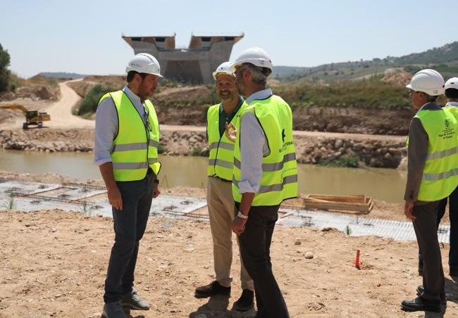 El ministro de Transportes, Óscar Puente, durante la visita a las obras.
