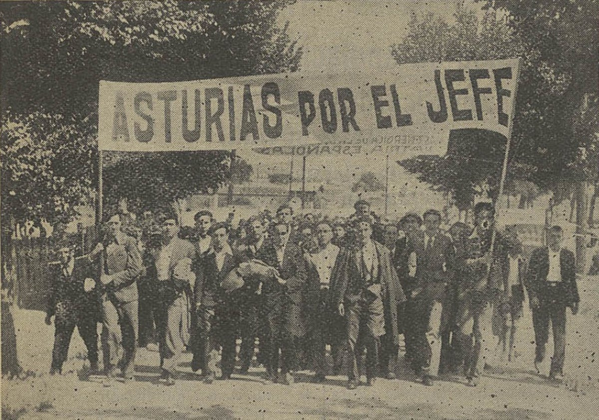 Imagen principal - Arriba, asturianos de la CEDA en el mitin de Medina del Campo. Abajo, asistentes y el líder del partido, José María Gil-Robles, en plena intervención.