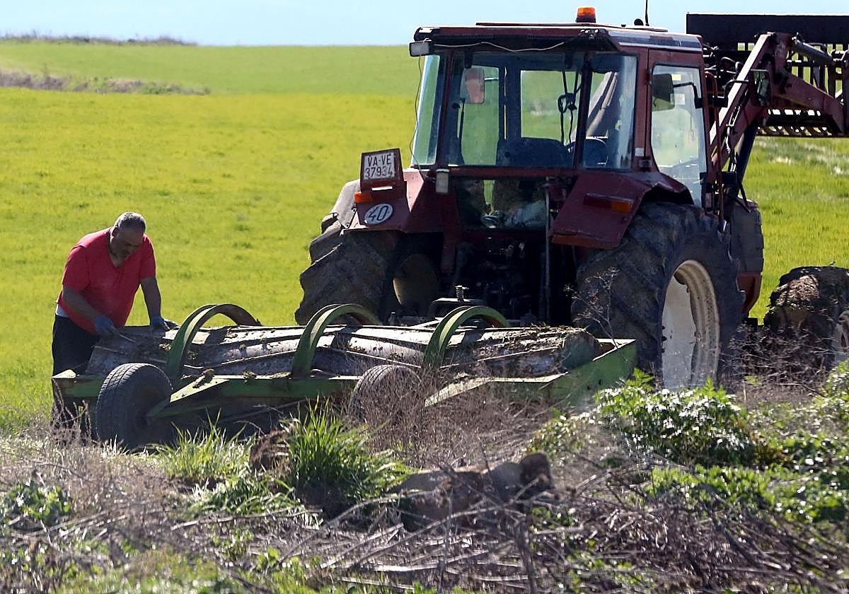 Un agricultor segoviano echa un vistazo a la maquinaria agrícola.