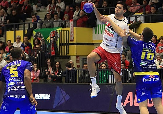 Nicolás Bonanno, ante dos defensas del Balonmano Villa de Aranda.