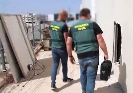 Dos agentes examinan uno de los butrones abiertos por los ladrones de cobre.