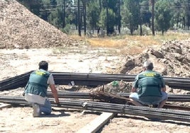 Los agentes examinan el material en el escenario de los robos junto a la vía del AVE.