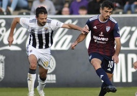 Samu Manchón persigue a Javi Borrego en un partido entre el Badajoz y la Gimnástica Segoviana.