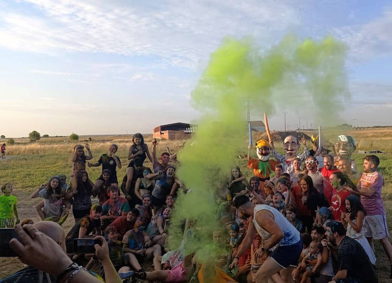 Encienden una bengala para celebrar las fiestas en Villaverde de Íscar.