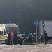 Agentes y sanitarios en el lugar del accidente.