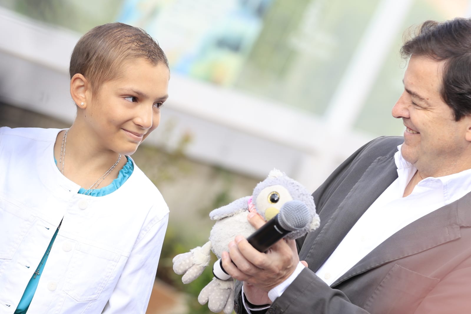 Mañueco con un peluche de la mano junto con la pequeña María.