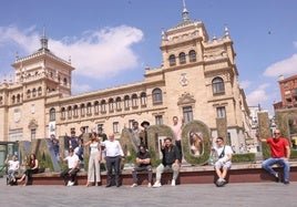 Los artistas que abrirán los conciertos de las fiestas posan en la plaza de Zorrilla junto al alcalde y la concejala Blanca Jiménez (en el centro).