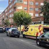 La ambulancia que trasladó al herido desde la Plaza del Carmen, junto a los coches de los policías que actuaron tras el suceso.