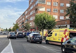 La ambulancia que trasladó al herido desde la Plaza del Carmen, junto a los coches de los policías que actuaron tras el suceso.