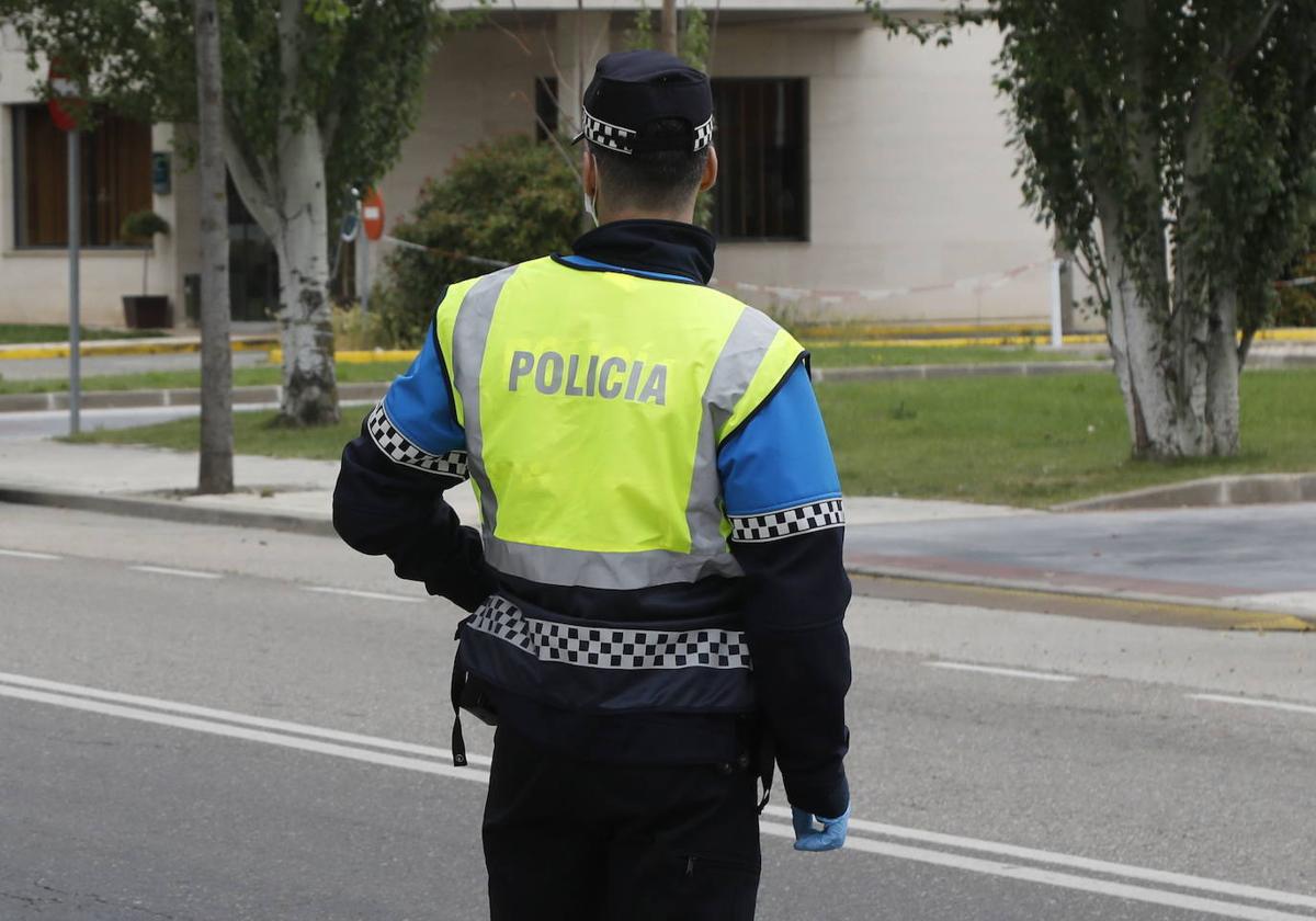 Investigado un motorista de 68 años ebrio que se cayó en una glorieta
