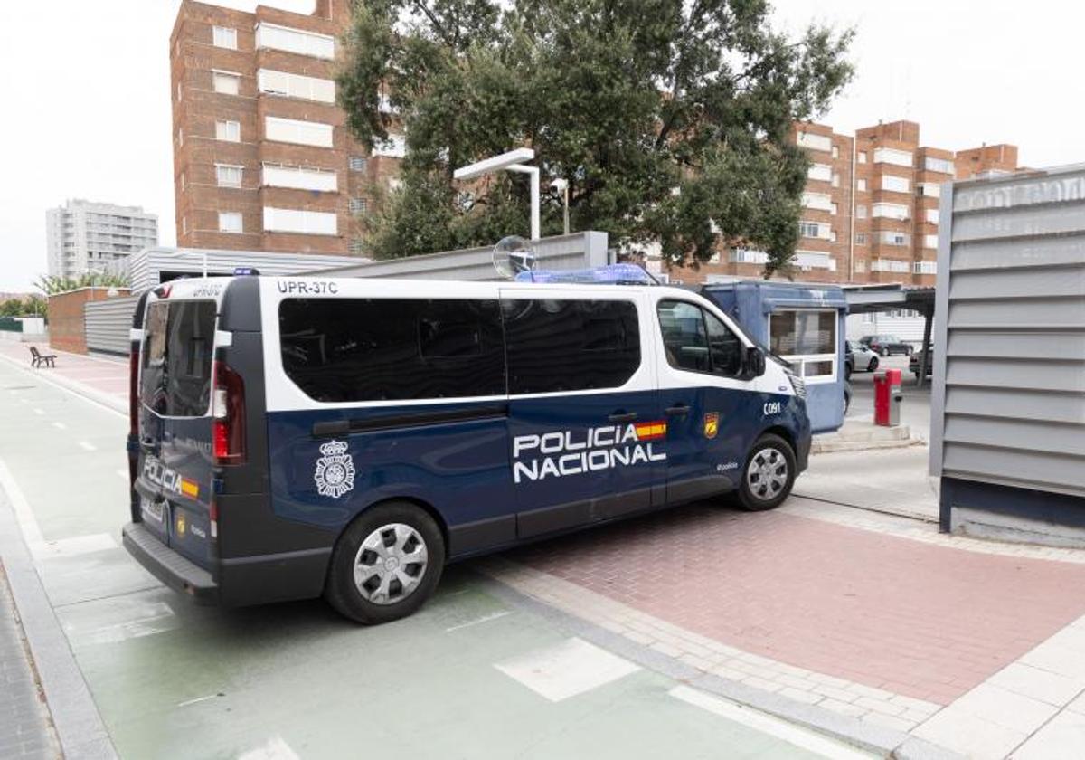 Un furgón de la Policía Nacional entrando a la comisaría de Delicias, en una imagen de archivo.