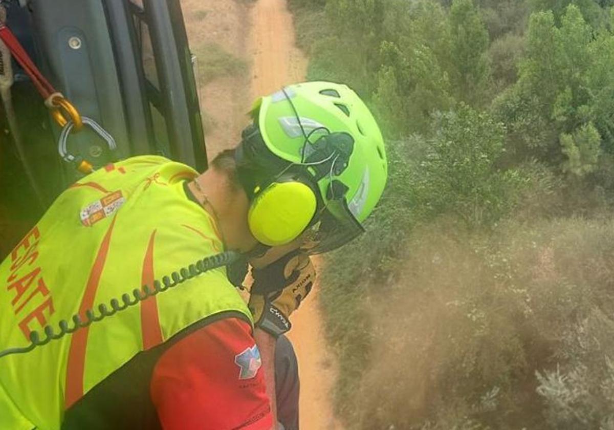 Labores de búsqueda del hombre desaparecido que finalmente fue hallado sin vida en una masa de agua.
