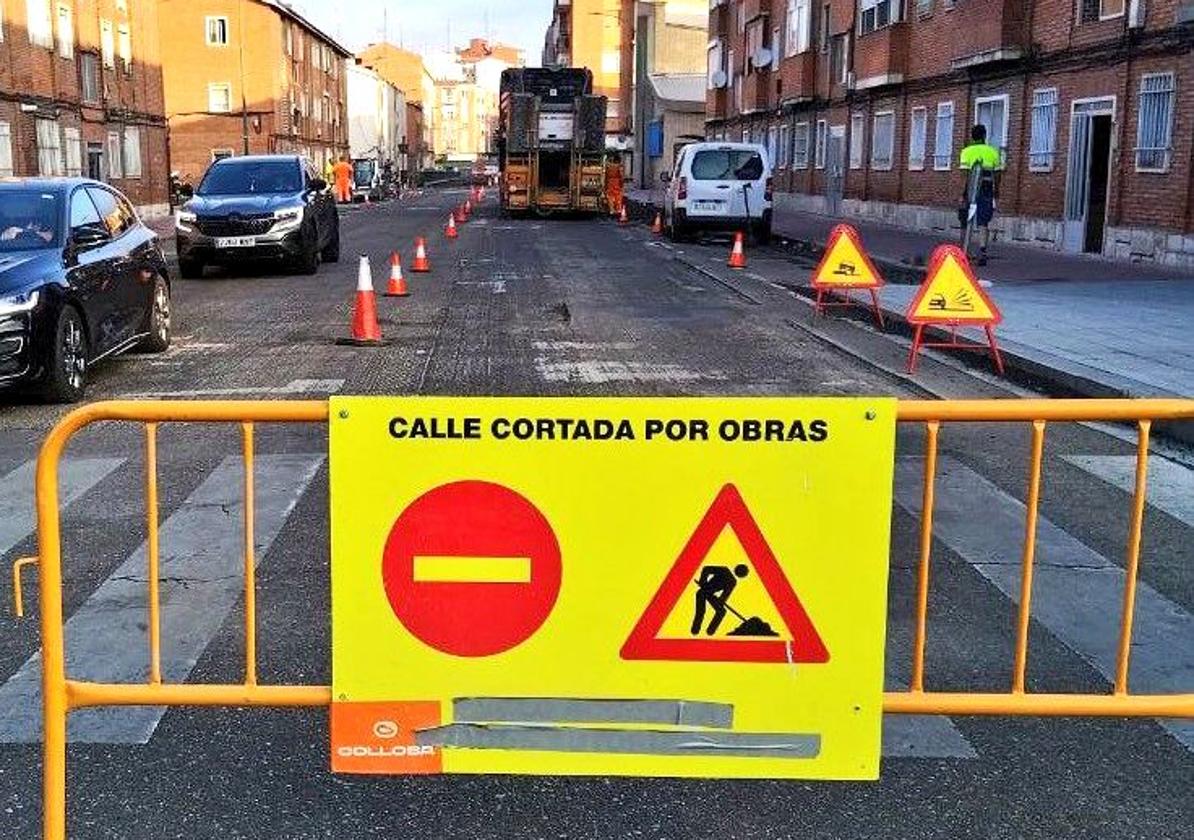 Trabajos de fresado en la calle Villabáñez que mantienen cortado el túnel hacia Vadillos.