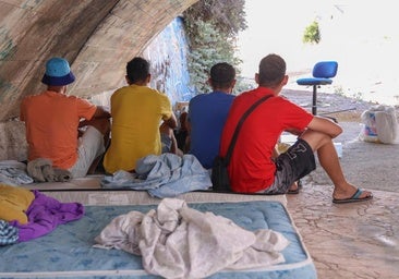 Los temporeros que han desatado la alarma en Medina: «Necesitamos comida y una casa para alquilar»
