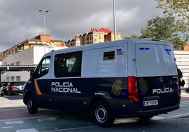 Un furgón de la Policía Nacional en la entrada de la comisaría de Delicias.