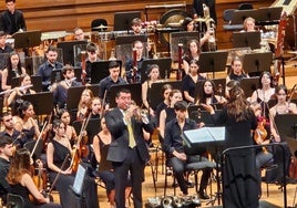 Pacho Flores a la trompeta y Joana Carneiro a la dirección de la OSCyL Joven durante el concierto.