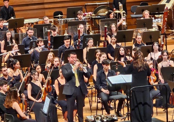 Pacho Flores a la trompeta y Joana Carneiro a la dirección de la OSCyL Joven durante el concierto.