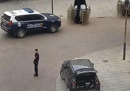 La Policía Nacional de Aranda de Duero en el lugar en el que ha aparecido el hombre muerto este sábado por la mañana.