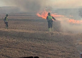 Los bomberos de la Diputación de Valladolid trabajan en la extinción del incendio.