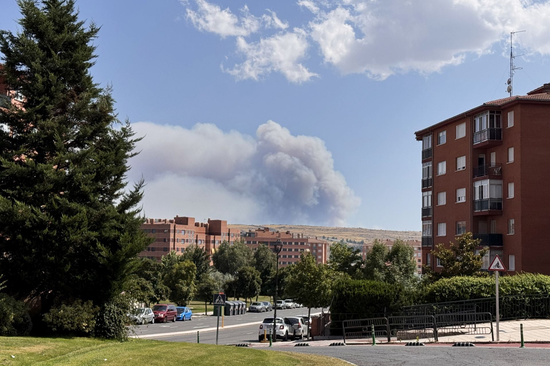 Imágenes del incendio de Navaluenga y los trabajos de extinción