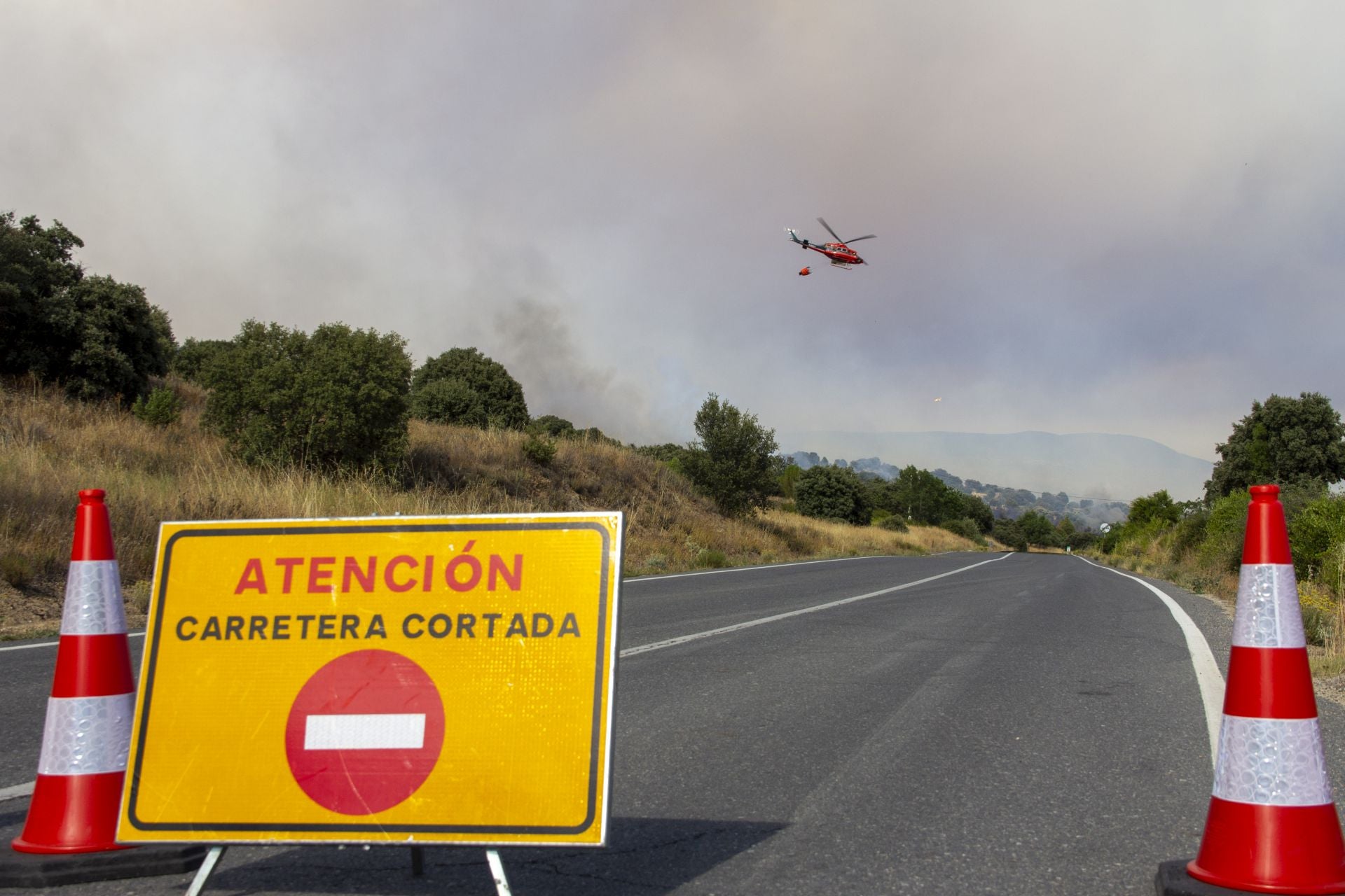 Imágenes del incendio de Navaluenga y los trabajos de extinción