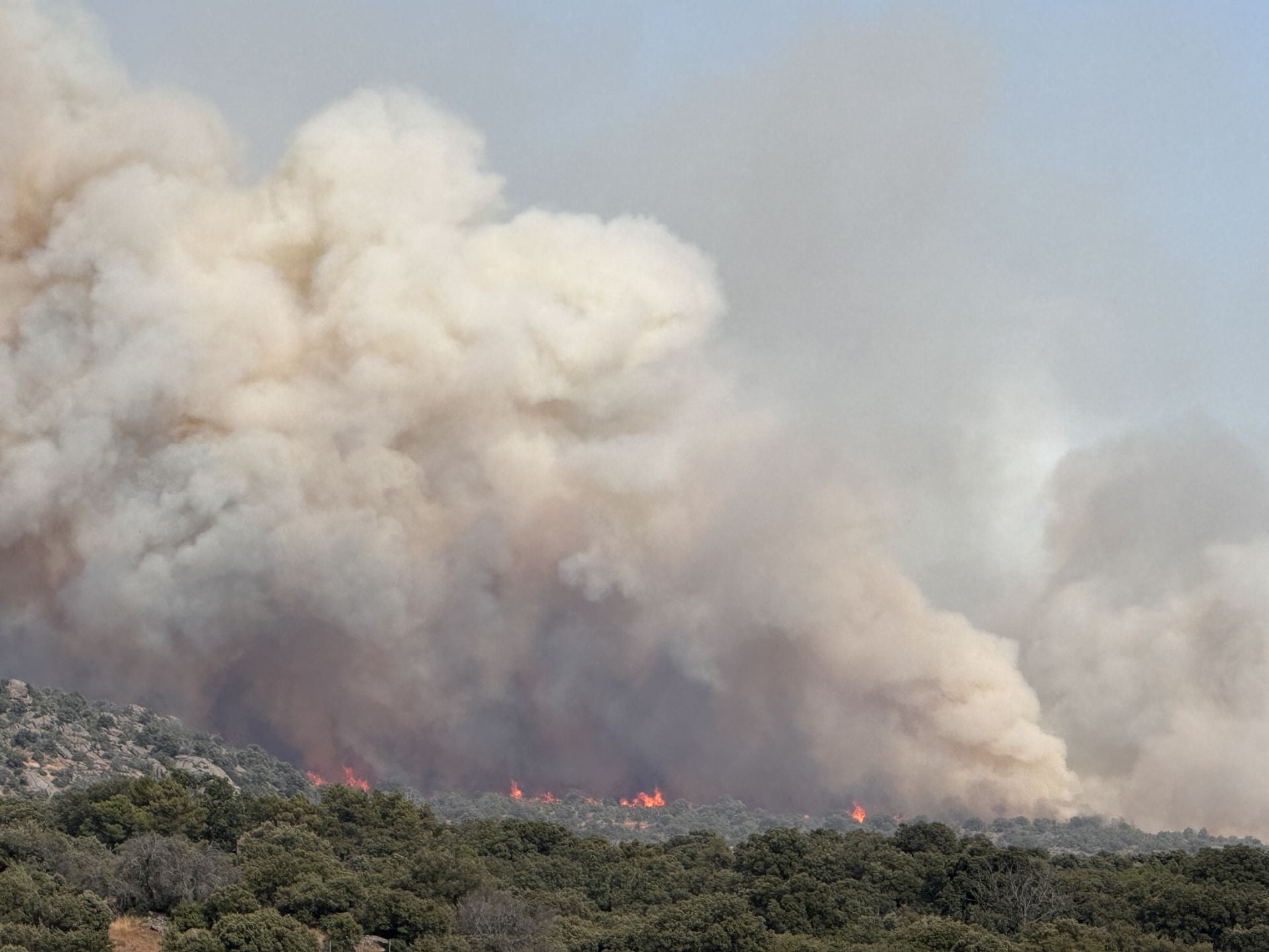 Imágenes del incendio de Navaluenga y los trabajos de extinción