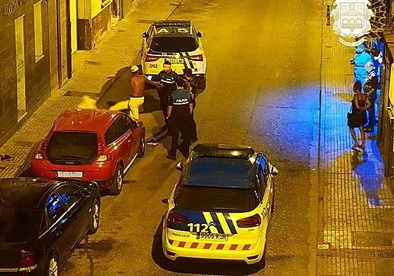 La Policía Local de Aranda de Duero efetuando la detención en la calle Hospicio.
