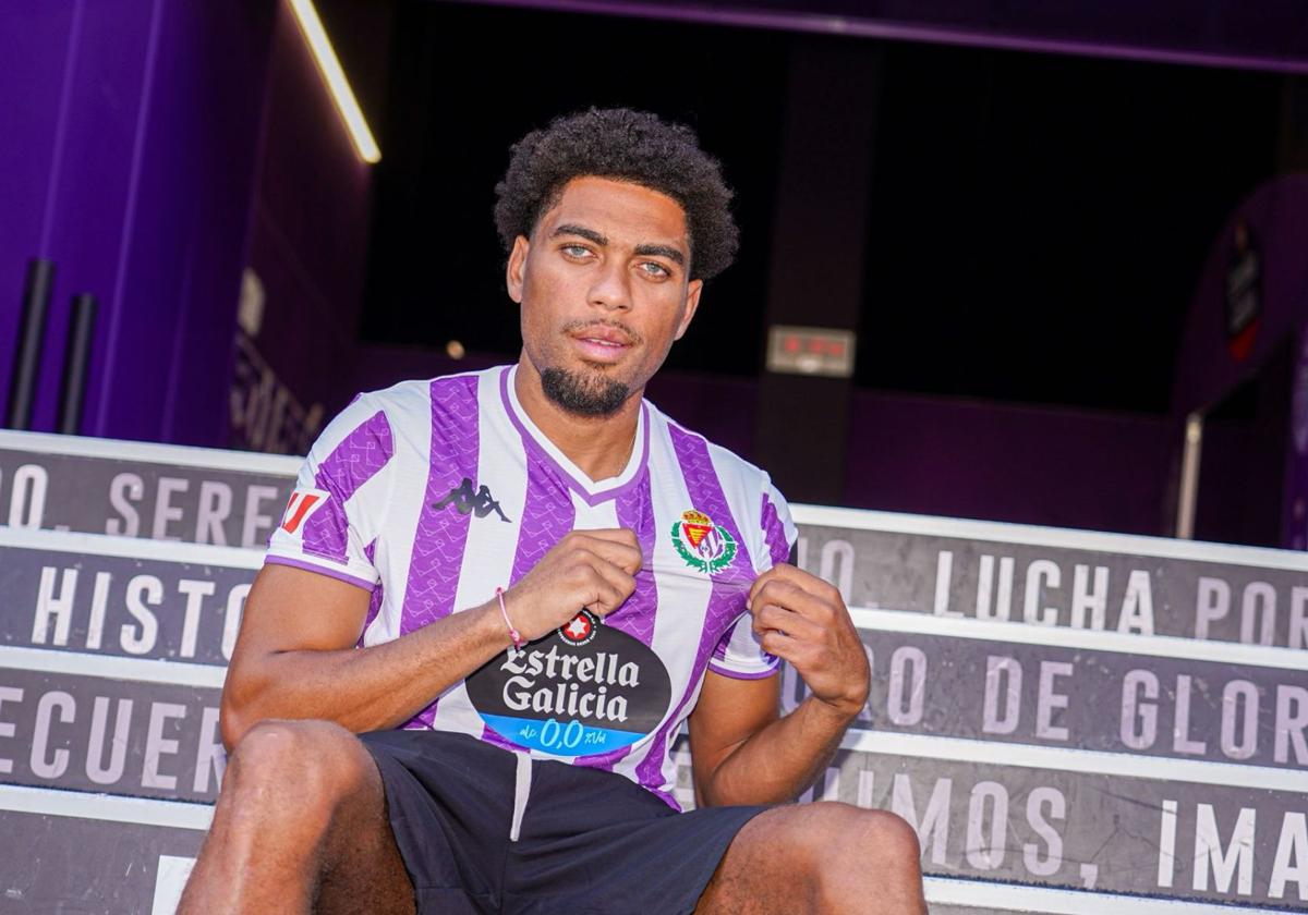 Ponceaua muestra el escudo de la primera equipación a las puertas del túnel de ascceso a Zorrilla.