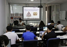 Imagen de una autoescuela en una clase teórica en Valladolid.