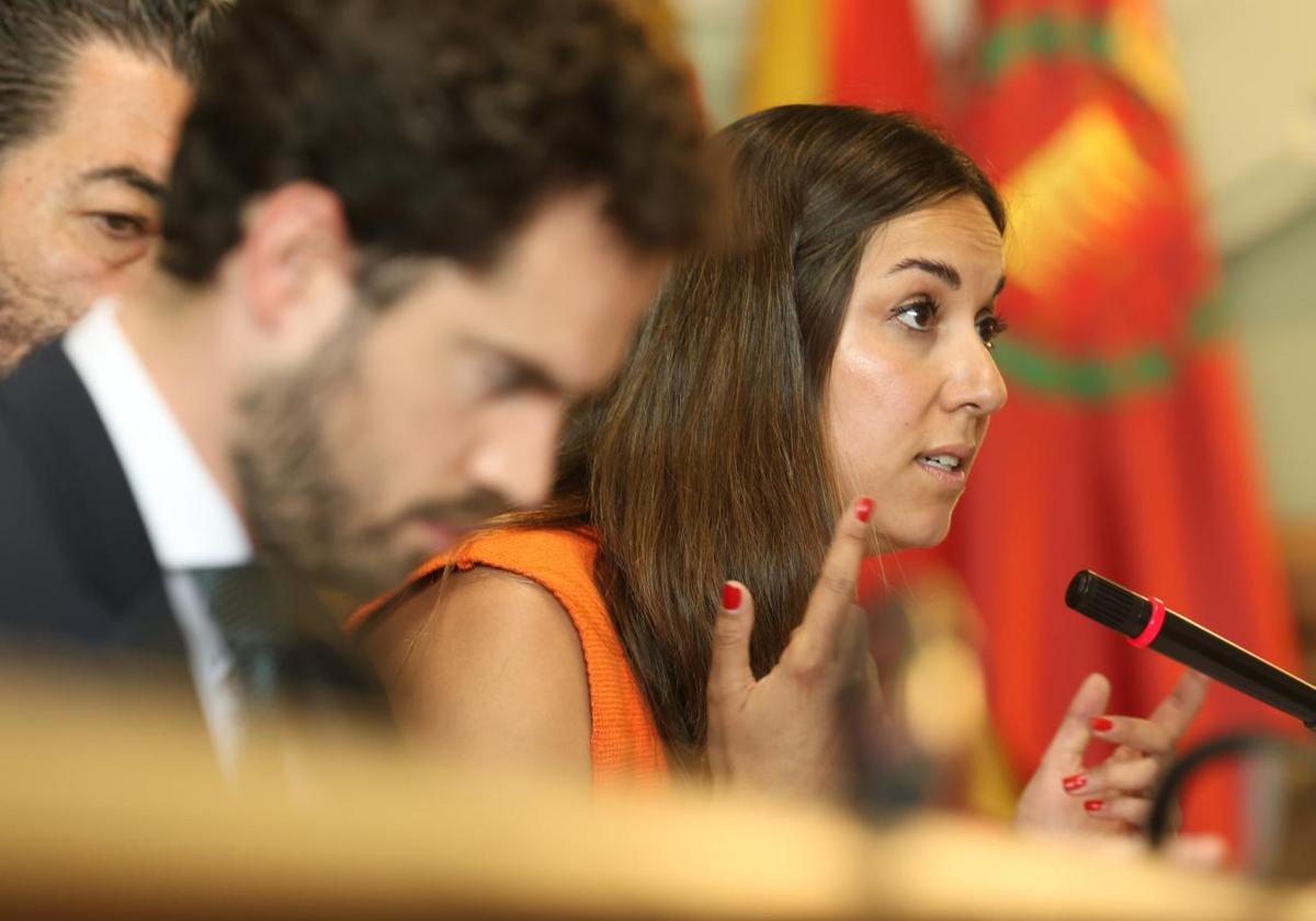 Intervención de la edil responsable de las fiestas patronales, Blanca Jiménez, durante un pleno municipal el pasado mes de mayo.
