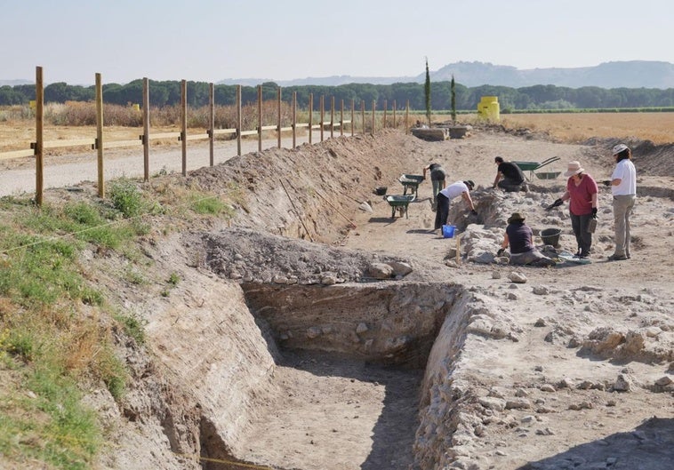 Trabajos de excavación junto a la base del muro desenterrado, que en origen alcanzaría unos cuatro metros de alto.