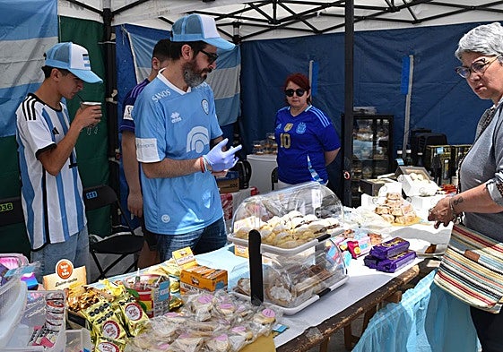 Puesto de dulces argentinos en la feria, ayer en Aguilar.