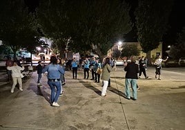 Los vecinos de Fontihoyuelo bailaron la Redondilla alrededor la iglesia