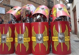 Legionarios romanos forman la tortuga en el desfile de Saldaña.