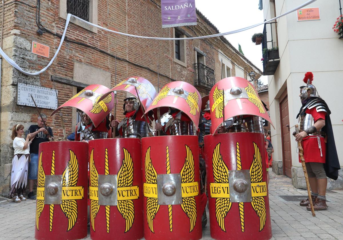 Legionarios romanos forman la tortuga en el desfile de Saldaña.